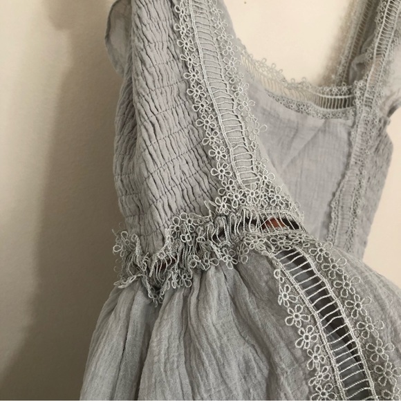 Ruffled sleeves smocked sides lace peak all over size small. - Picture 5 of 14